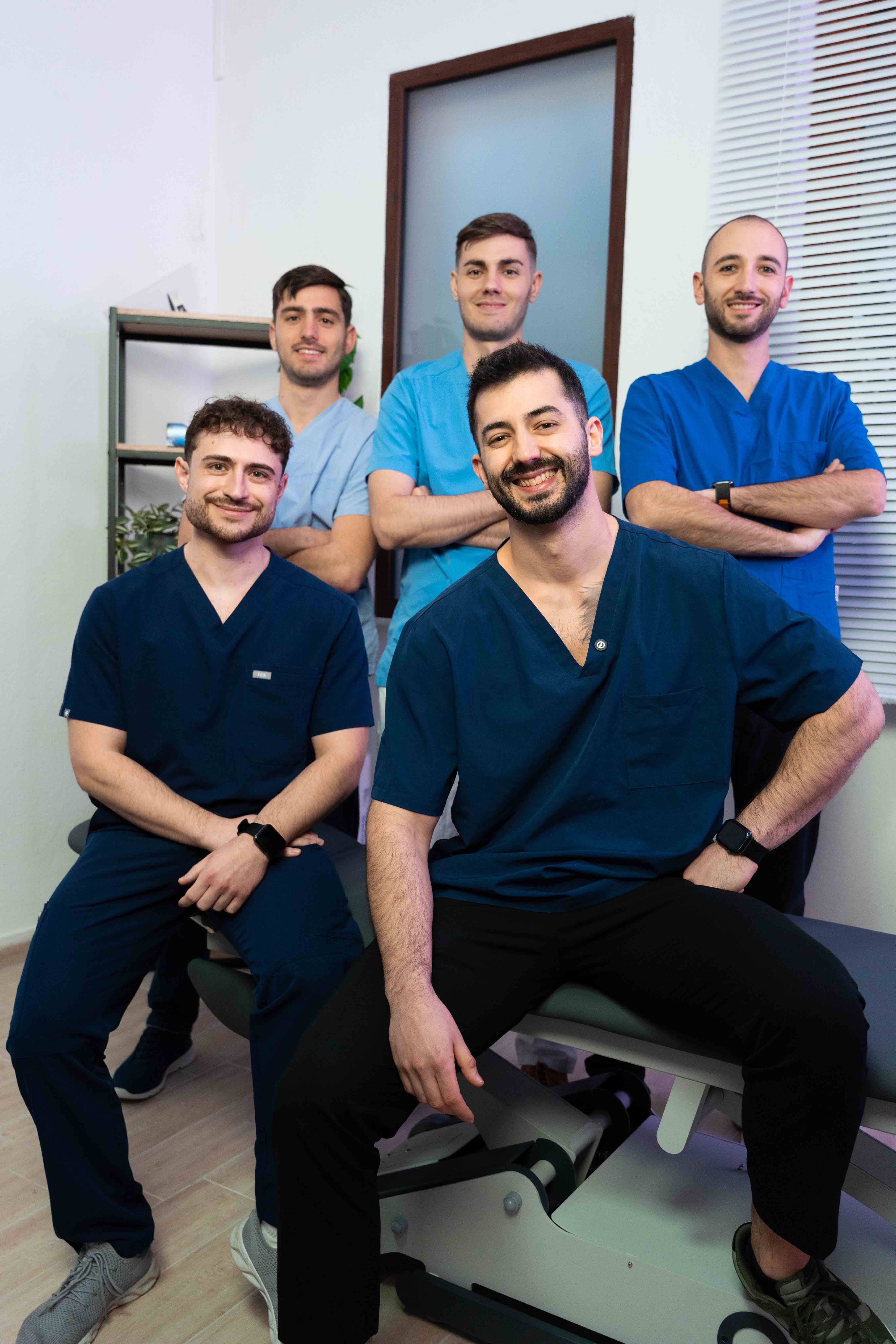 Fisioterapista durante un trattamento osteopatico
